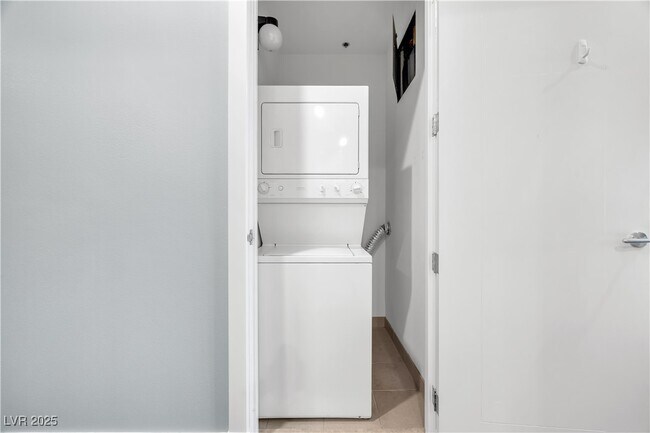 Building Photo - 4575 Dean Martin Dr