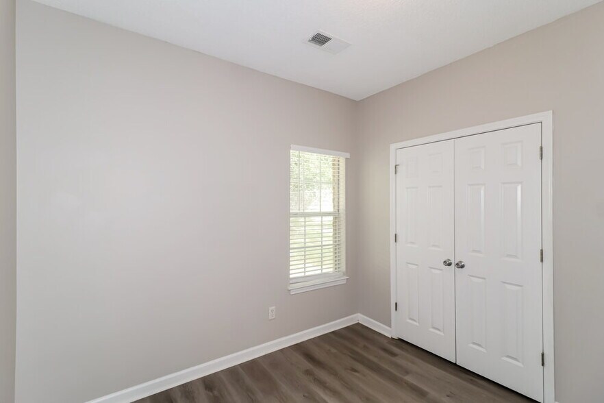 Building Photo - 185 Village Dr