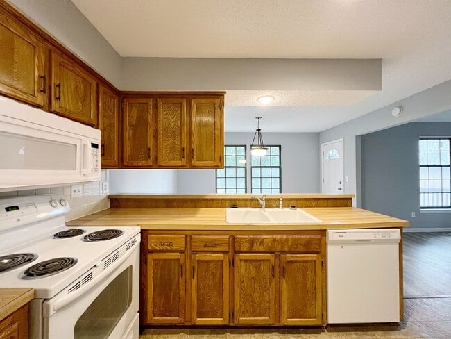 Building Photo - SEE IT NOW: Charming and Well-Maintained Home in the heart of Overland Park!