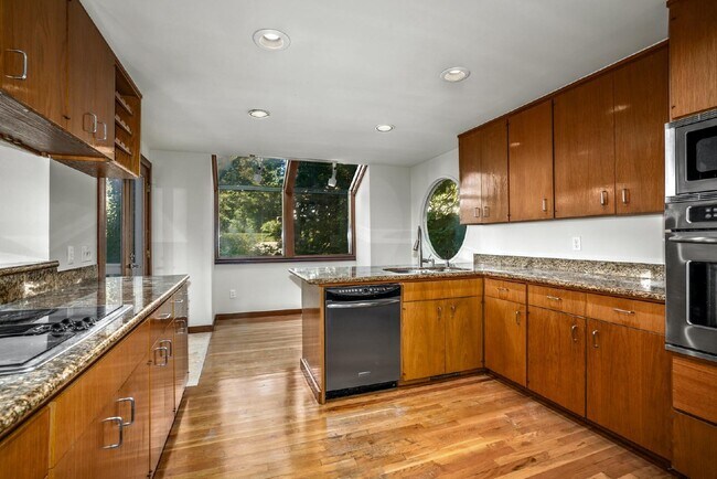 Building Photo - Outstanding Lake Sammamish Views. Private ...