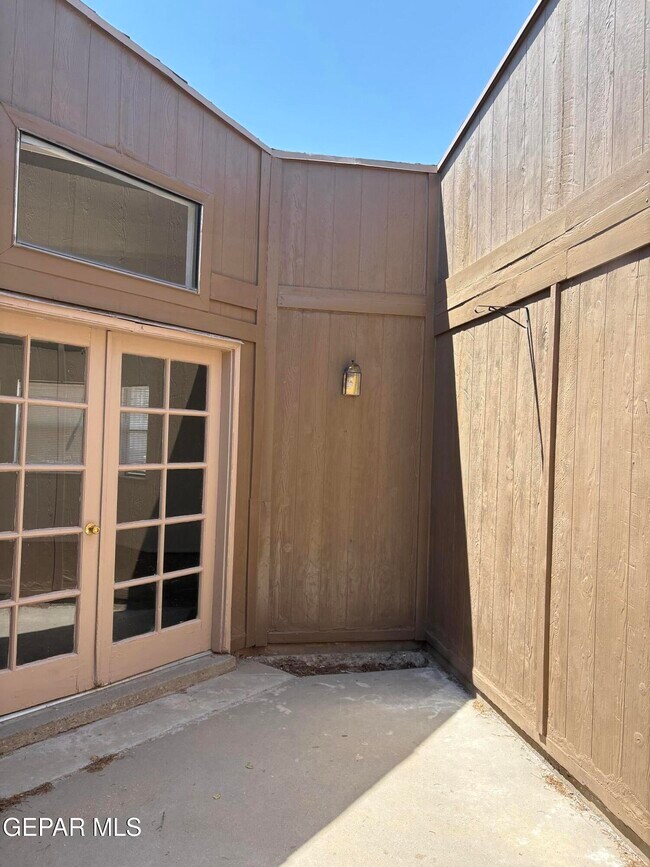 Building Photo - 10905 Highwood Way