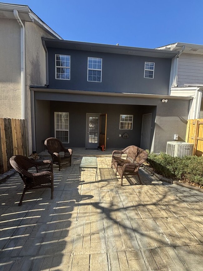 Building Photo - Fully Renovated 2 bed 2.5 bath Townhome in...