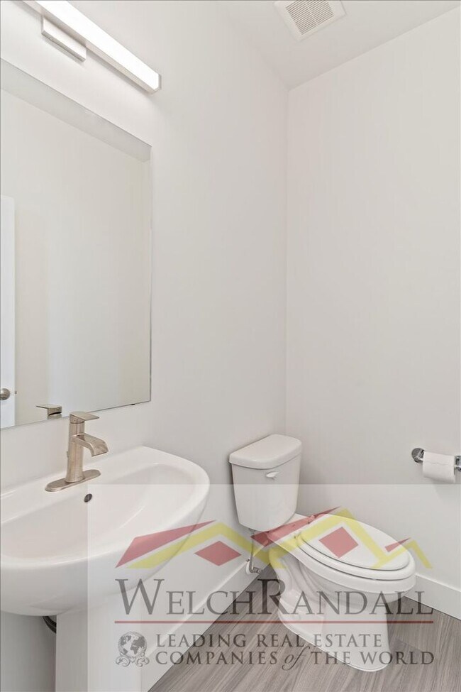 Building Photo - Beautiful 3 Bed 2.5 Bath Townhome in West ...