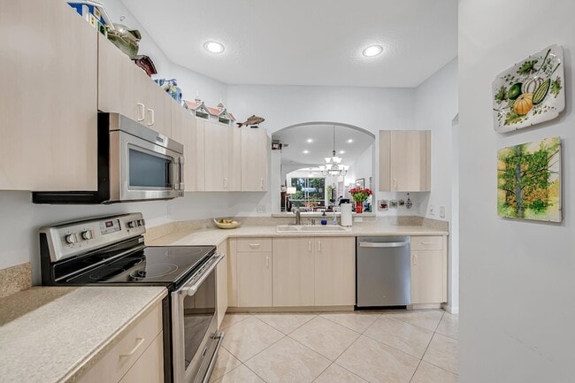 Building Photo - 9543 Crescent View Dr N
