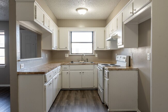 Building Photo - 2214 SW 30th St