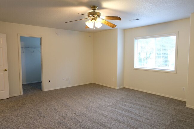 Building Photo - ***REST OF DECEMBER FREE***? Your Dream Rental: Large, Serene Home with Fenced Yard?