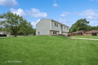 Building Photo - 30W145 Country Lakes Dr