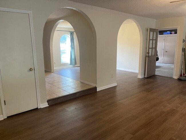 Building Photo - 604 Kees Cir