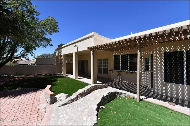 Building Photo - 1004 Los Jardines Cir