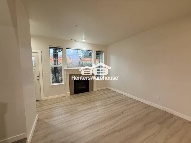 Building Photo - Modern condo, conveniently located!