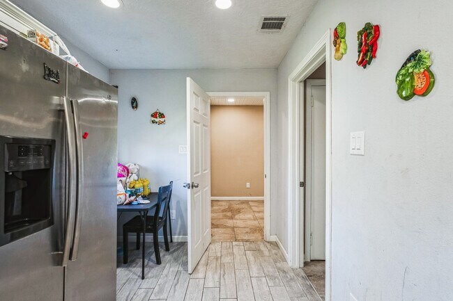 Building Photo - 1301 Oaks Dr