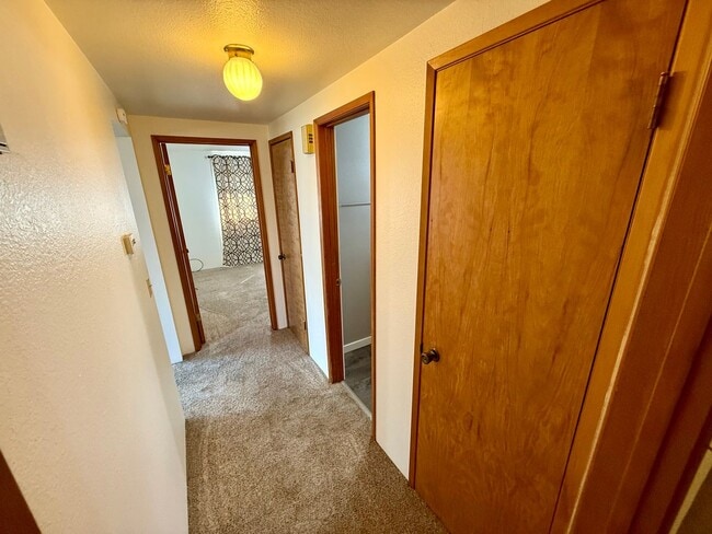 Building Photo - Welcome to this Charming 3 bedroom, 2 bath...