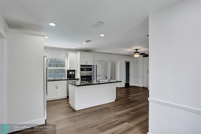 Building Photo - 161 SW 75th Ave