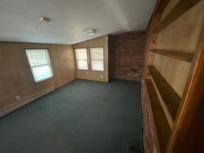 Building Photo - Spacious 3 bed, 1 1/2 bath, 1 car garage w...