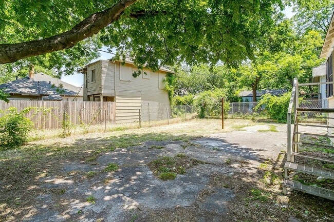 Building Photo - Large 4 Bed, 2 Bath in the heart of Histor...