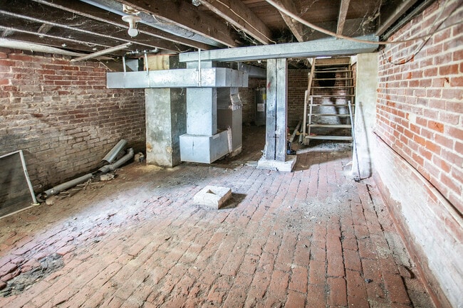 Building Photo - 113 8th St