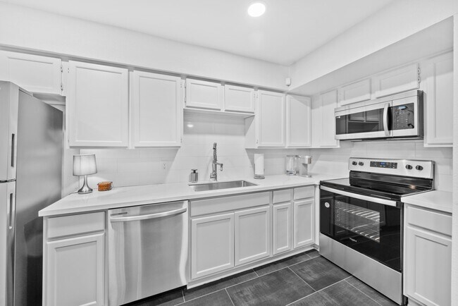 Building Photo - 3831 Landmark Dr