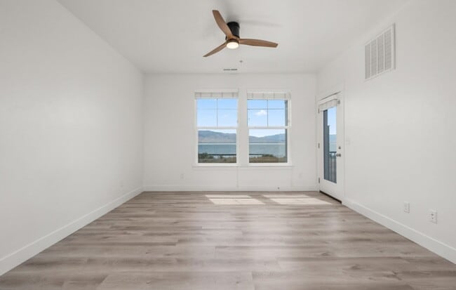 Building Photo - 3 Bedroom/2 Bathroom condo in Vineyard