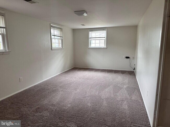 Building Photo - Charming Cul-de-Sac Home in a Prime Location