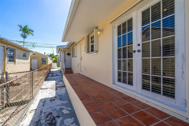Building Photo - 3640 SW 25th St