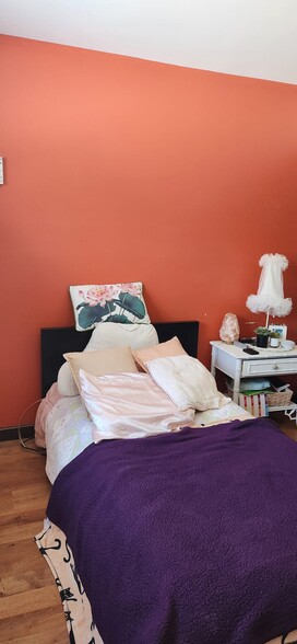 Accent wall in bedroom with ensuite - 2116 Thaler Ave