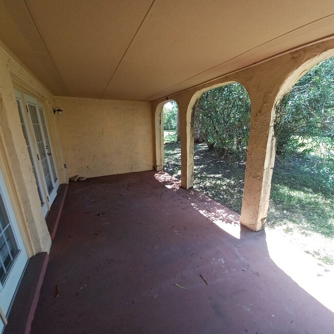 Building Photo - 3918 La Mirada Dr N
