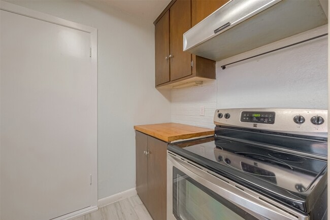 Building Photo - 3426 Bradford St