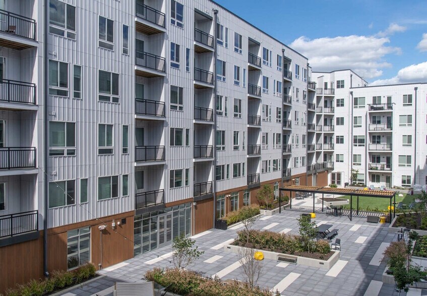 Building Photo - 601 E Pete Rose Way