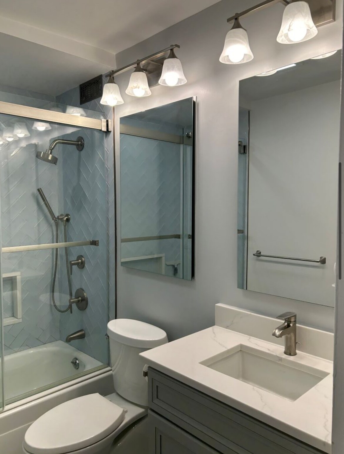 Building Photo - 2650 N Lakeview Ave