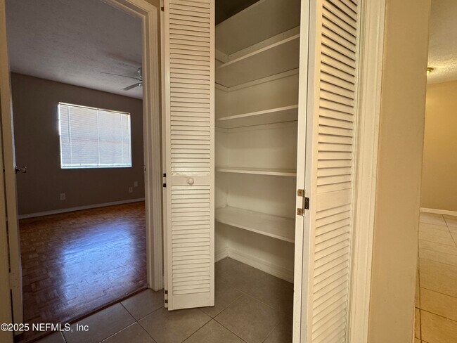 Building Photo - 517 Cody Dr
