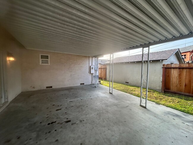 Building Photo - 3 bed 2 bath with 4 car garage on corner lot!