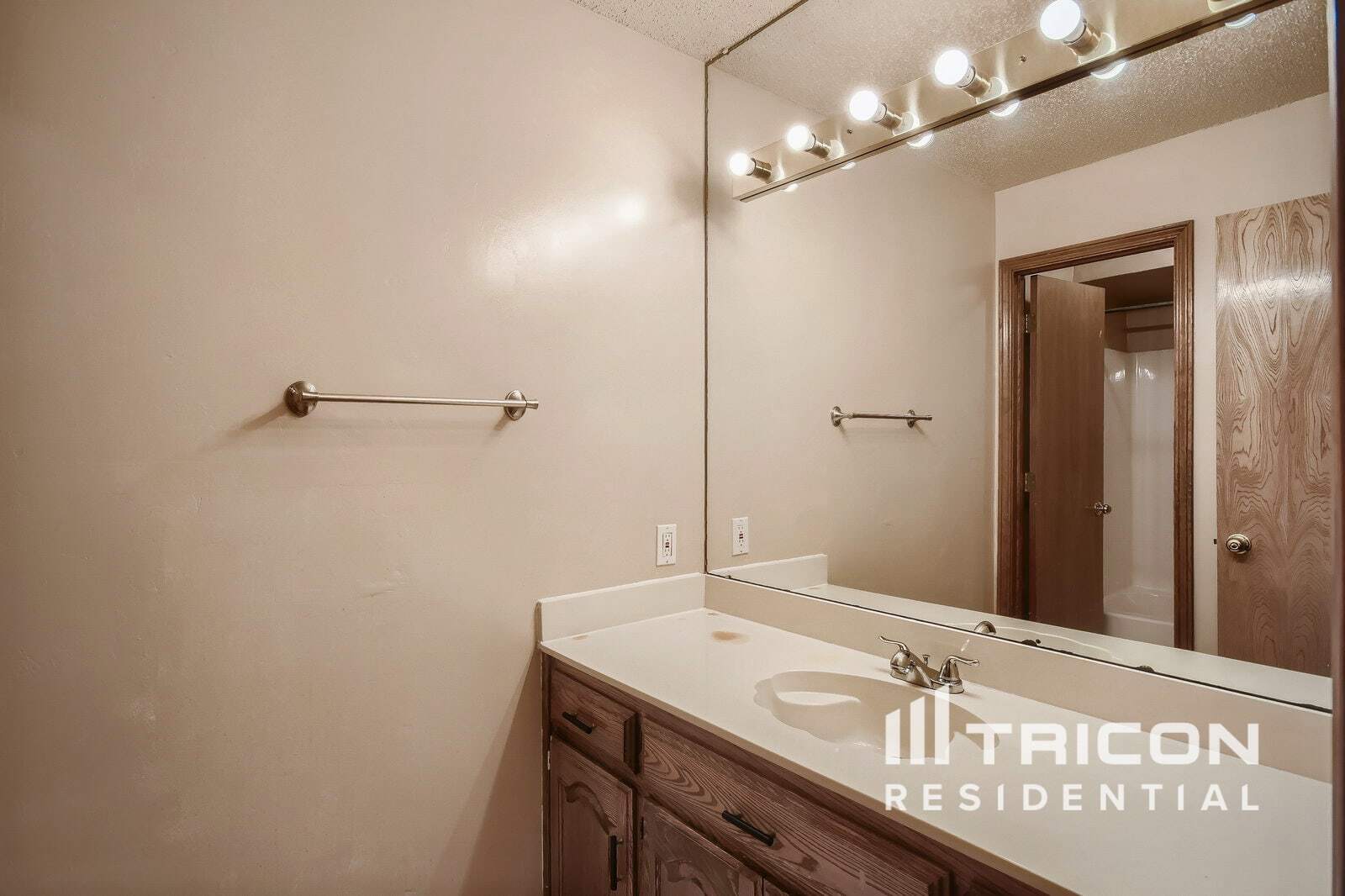 Building Photo - 420 Hillcroft Cir