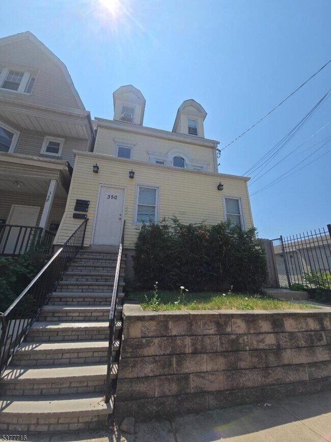 Building Photo - 350 13th Ave