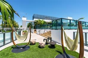 Building Photo - 9901 W Bay Harbor Dr