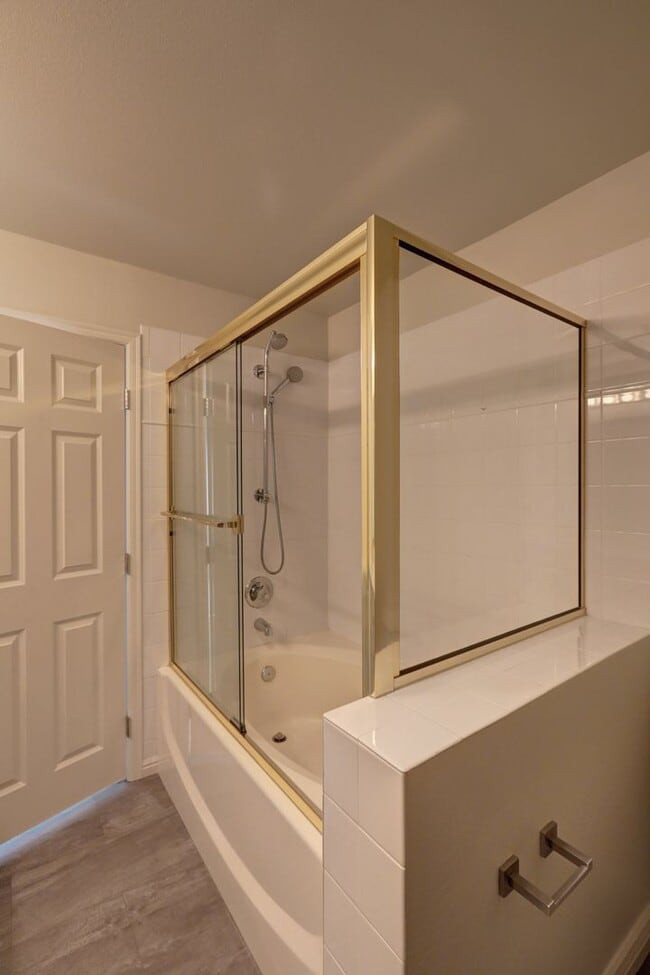 Building Photo - Luxury 2BR 2.5BA Townhouse Style Condo @ Lochshire on Forbes Creek