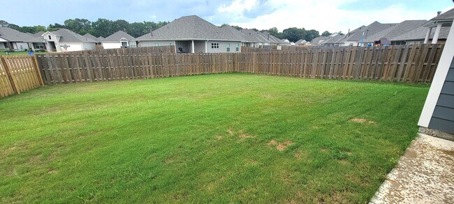Building Photo - 844 Hedgefield Way