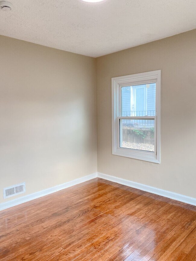 Building Photo - Beautifully updated 5 bed 2 bath house $2200