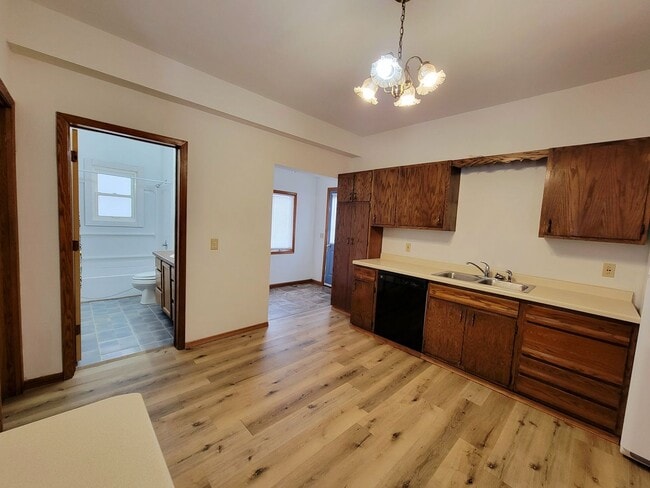 Building Photo - 322 1/2-316-312 W Columbia St