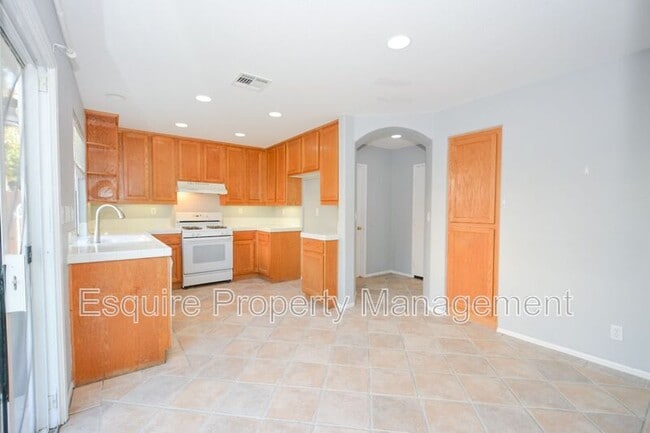 Building Photo - 690 Avenida Magdalena