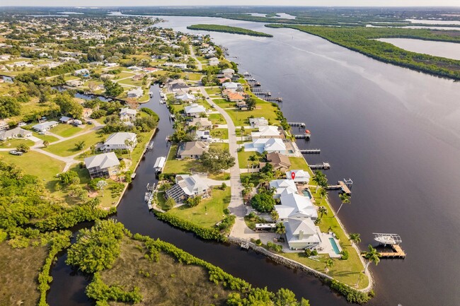 Building Photo - Boat lovers dream home!! River, boat lift,...