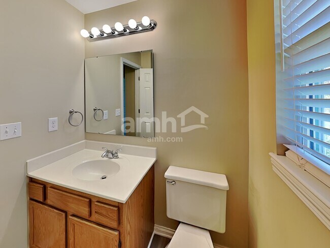 Building Photo - 8428 Stratford Ct