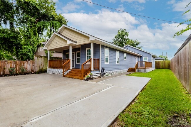 Building Photo - 110 Amundsen St