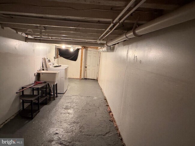 Building Photo - 1009 W Fayette St