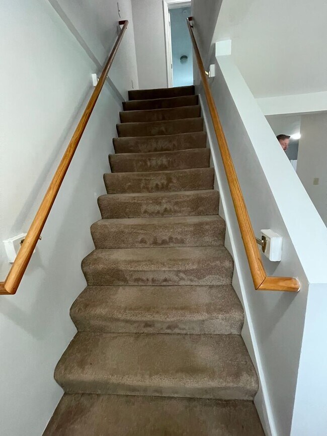 Building Photo - Spacious, two-story 3-bedroom apartment in Adams!