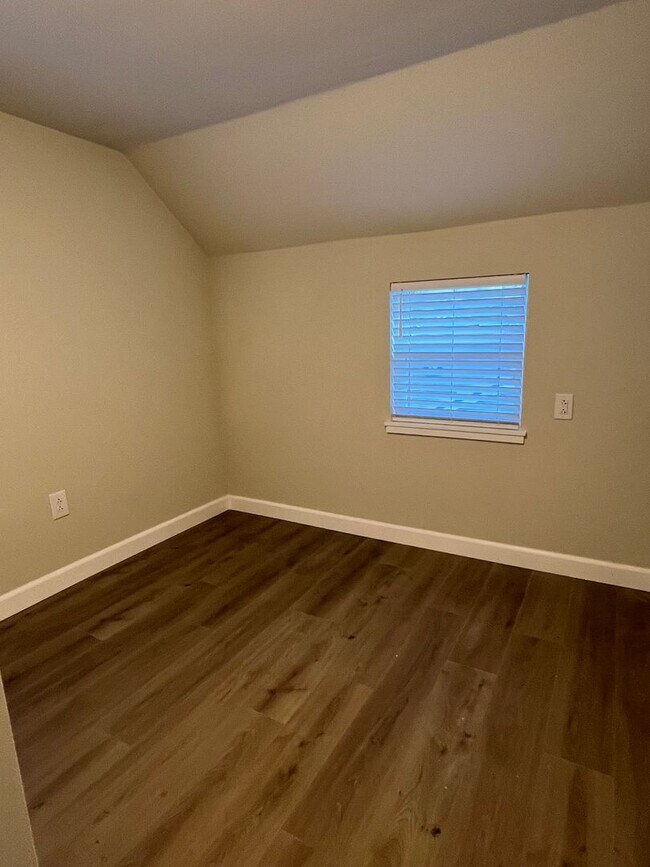 Building Photo - NEWLY REMODELED! 3+ bed, 1.5 bath, a/c, d/...