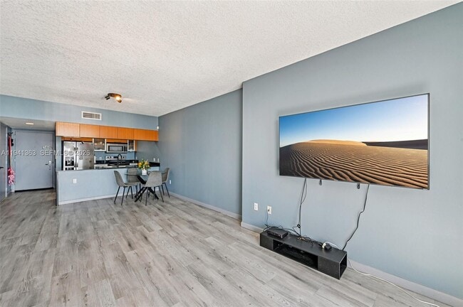 Building Photo - 1750 N Bayshore Dr