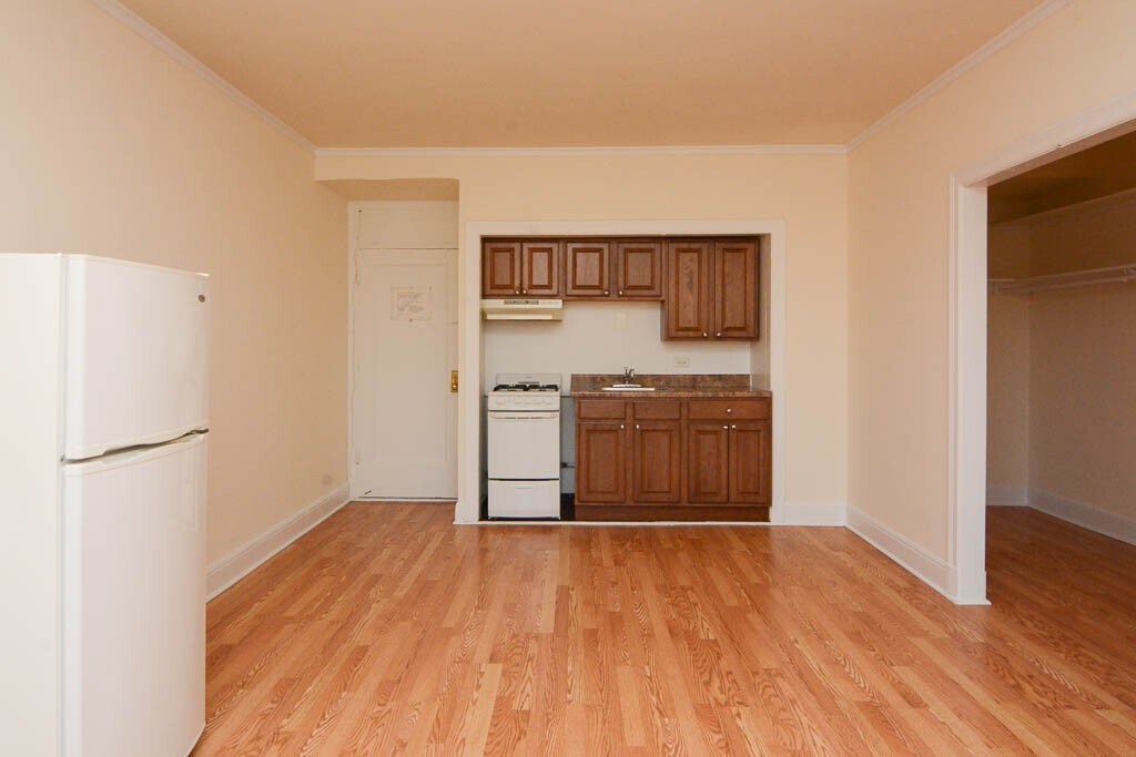 Building Photo - 3335 W Diversey Ave