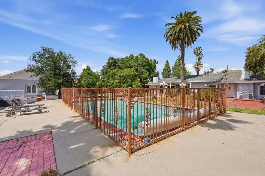 Building Photo - 8647 Corbin Ave