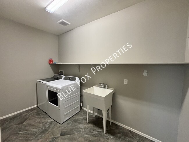 Building Photo - 3156 S Three D Ct