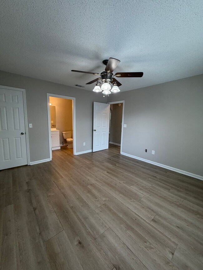 Building Photo - Gorgeous 2/2 newly renovated townhome available now!